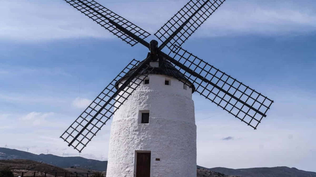Molino de viento tradicional en el paisaje de la ruta ciclista de Ojos Negros